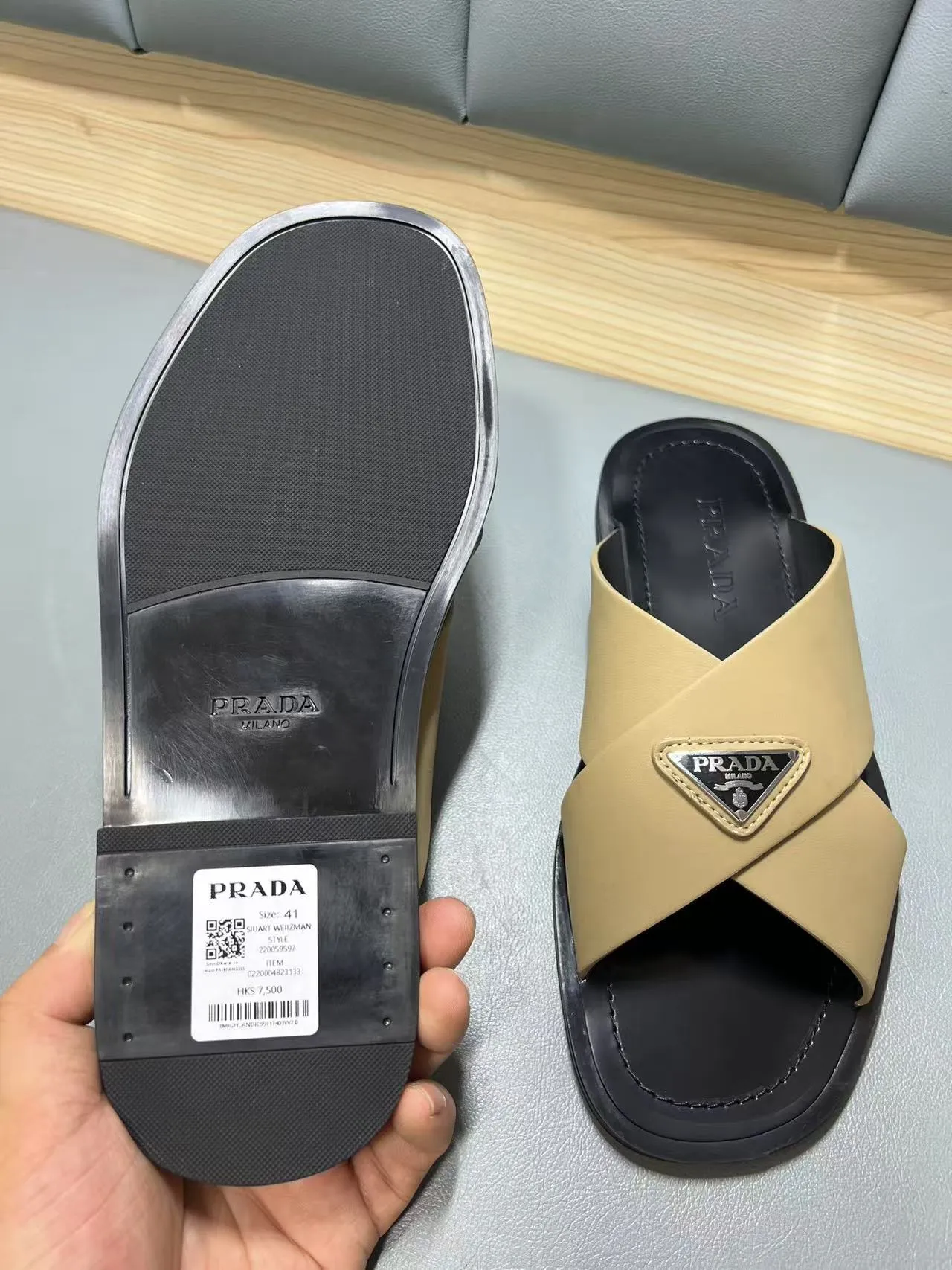 340💰PRADA Prada’s latest slippers are synchronized with the official website. This slipper is made of the brand’s unique and iconic Saffiano leather. The brand logo jumps out from the double straps, and the brand style is clearly visible. Cowhide gives men elegant charm and functional design, making it an ideal choice for vacation and leisure. Size:38-45